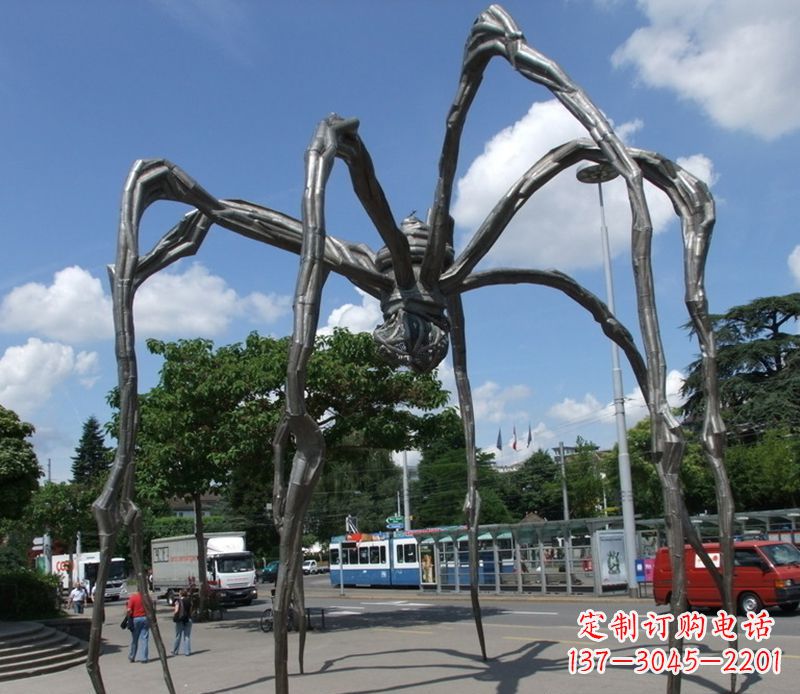 黑龙江蜘蛛侠雕塑点缀不锈钢的景观