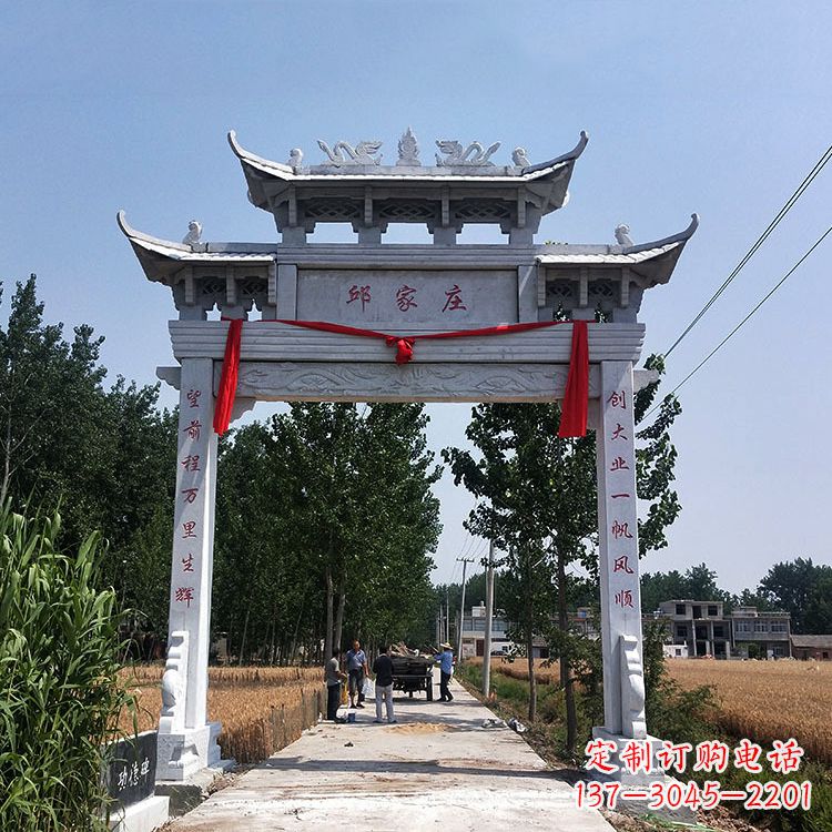 黑龙江古村落中的石牌坊雕塑