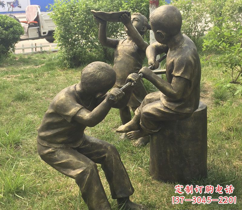 黑龙江公园玩水的儿童铜雕