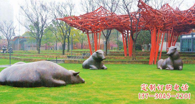 黑龙江公园卧着的抽象牛动物铜雕
