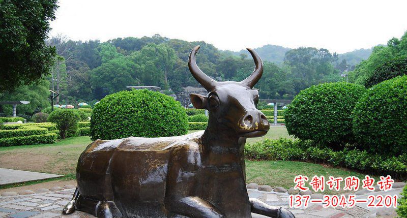 黑龙江公园卧着的牛动物铜雕 (2)