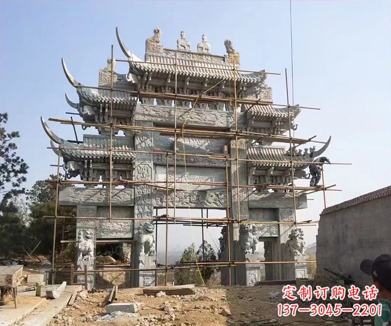 黑龙江石牌坊外东侧的龙凤雕塑