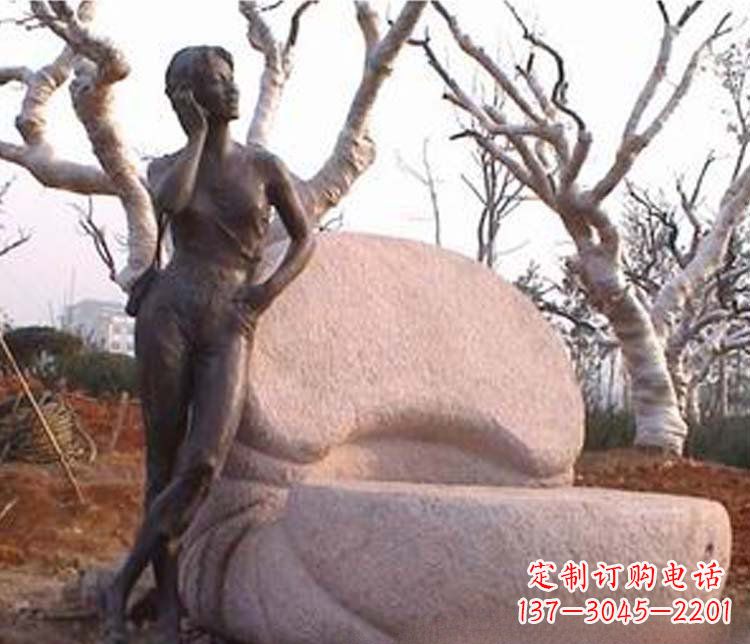 黑龙江现代女人打电话铜雕