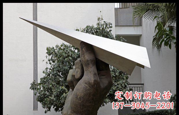 黑龙江小区不锈钢手拿纸飞机雕塑